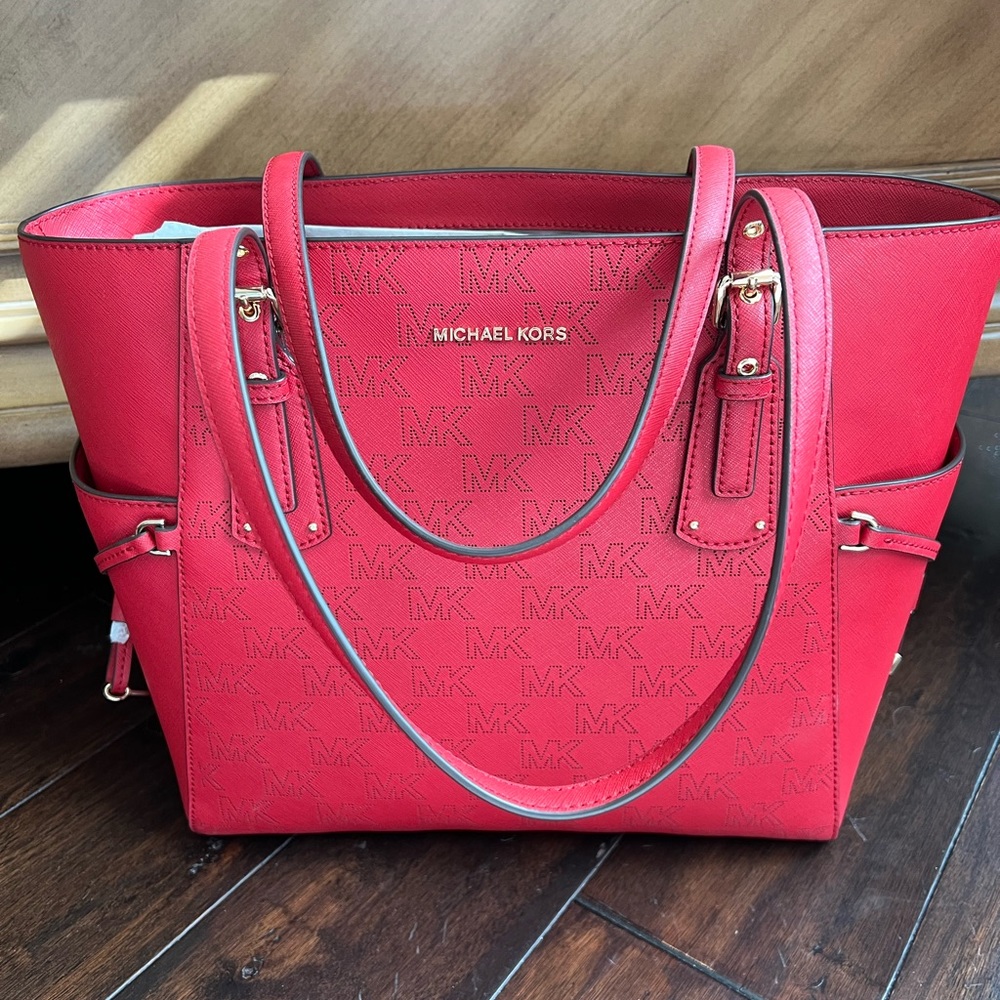 Brand new Micheal Kors tote!Wristlet wallet available as well in good condition